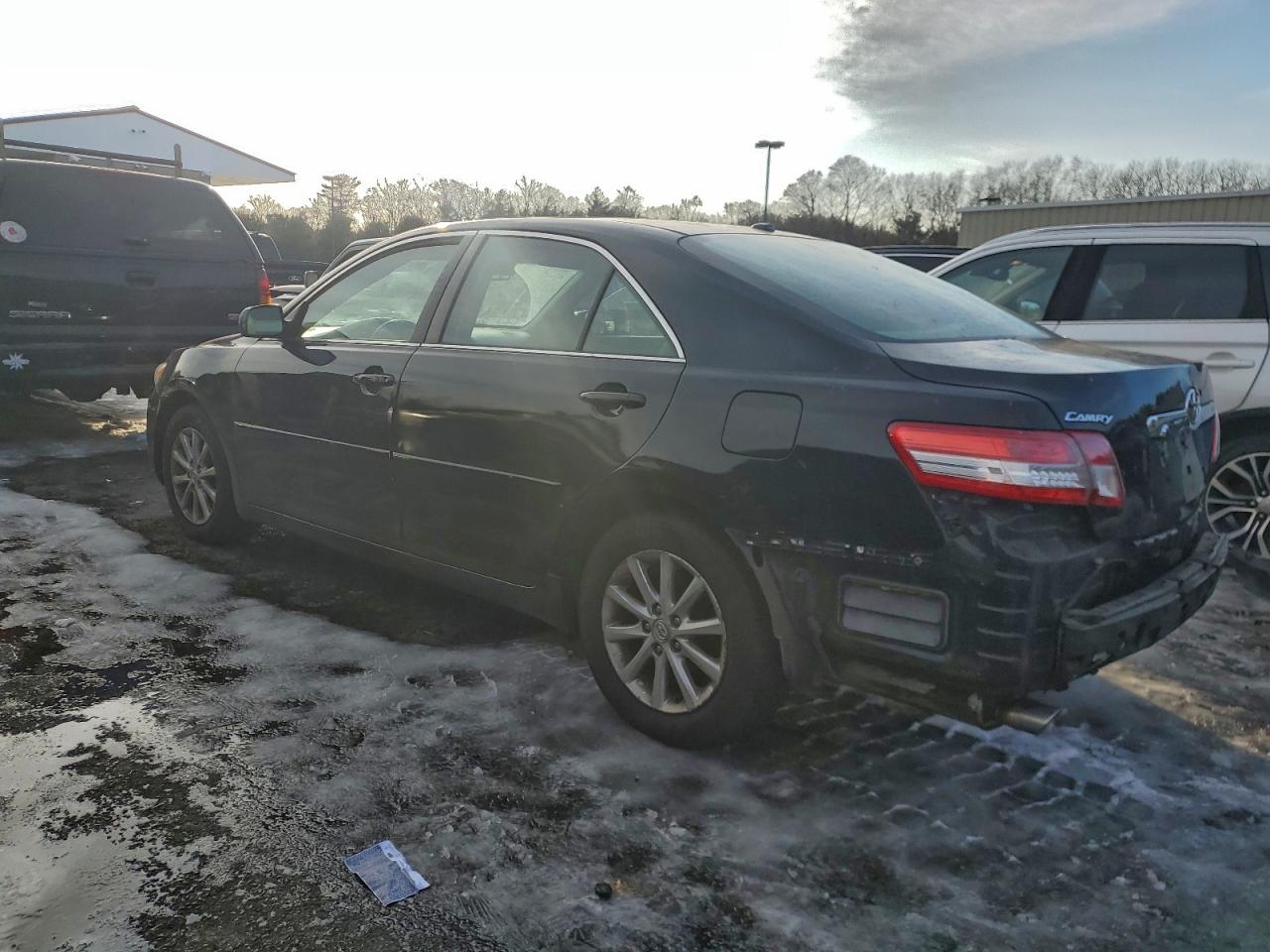 2011 TOYOTA CAMRY SE photo 2