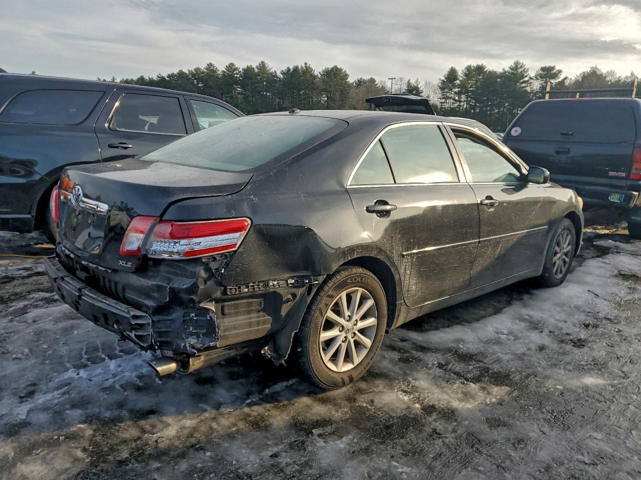 2011 TOYOTA CAMRY SE photo 3