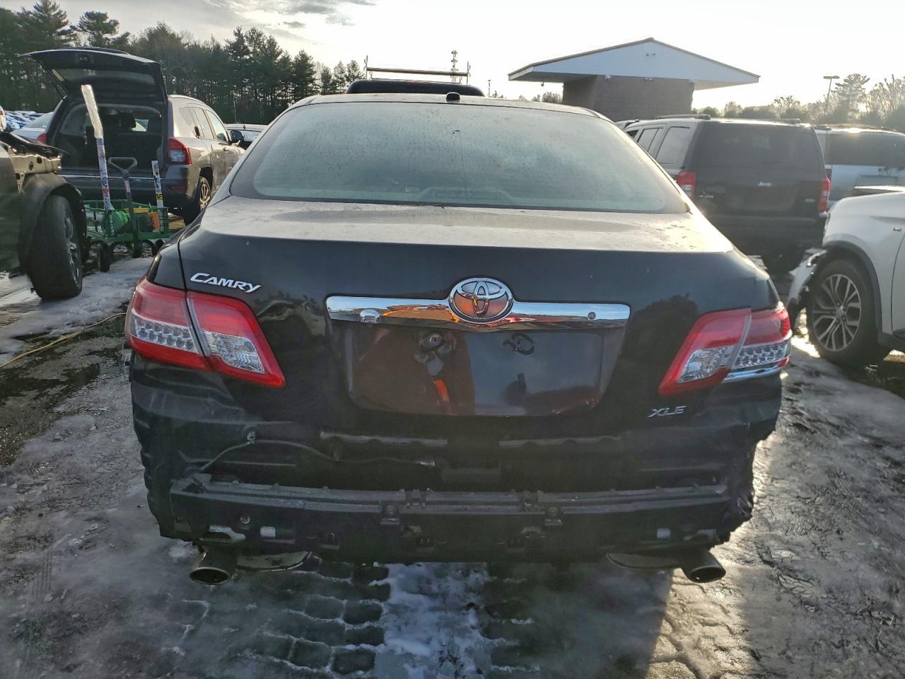 2011 TOYOTA CAMRY SE photo 6