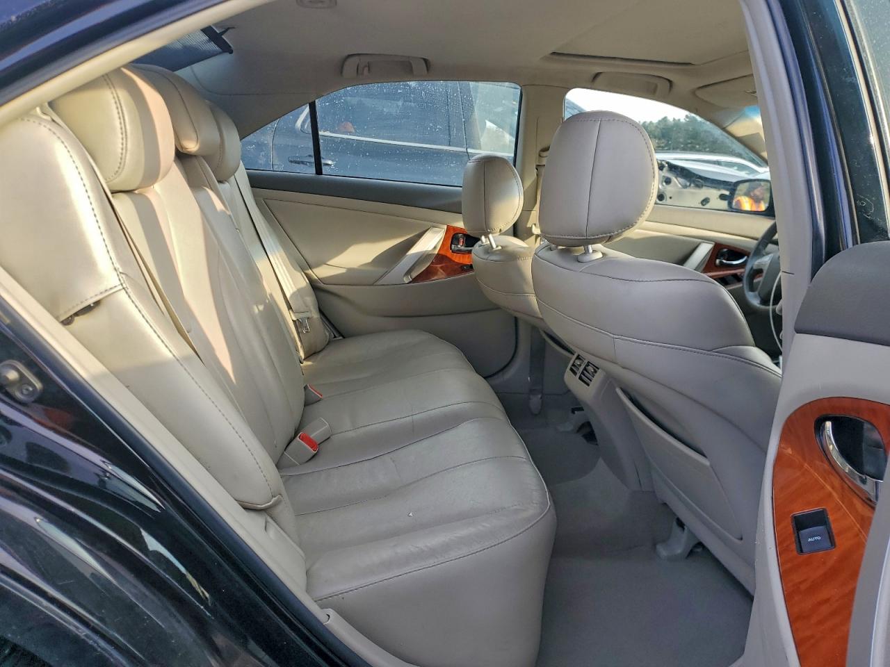 2011 TOYOTA CAMRY SE photo 10