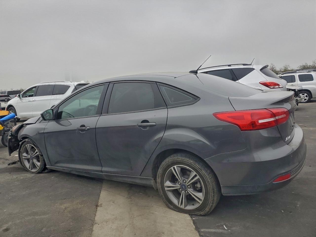 2018 FORD FOCUS SE photo 2