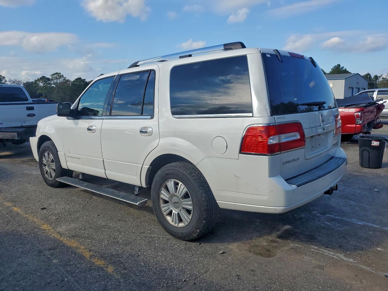 2013 LINCOLN NAVIGATOR photo 2