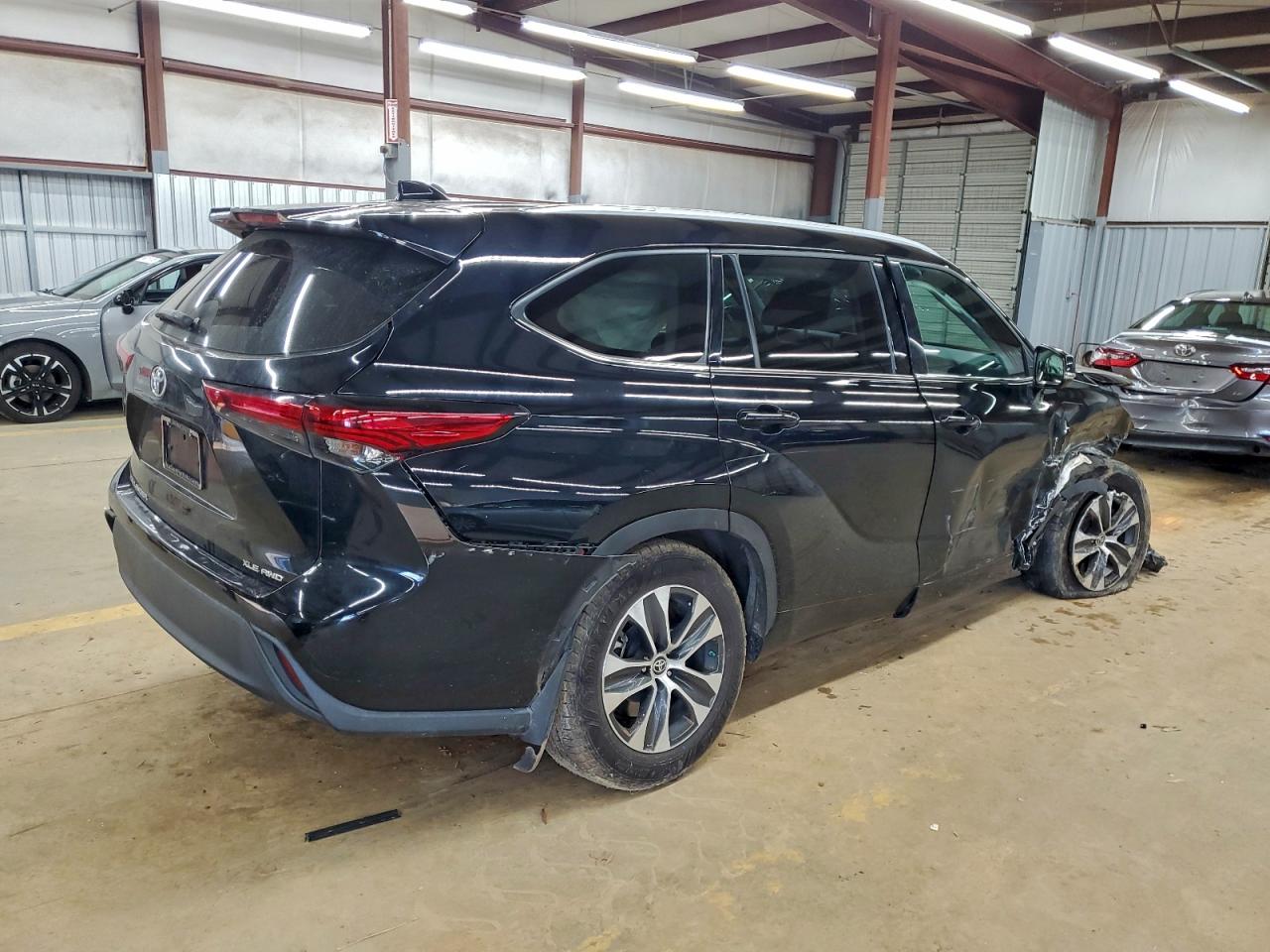 2022 TOYOTA HIGHLANDER XLE photo 3