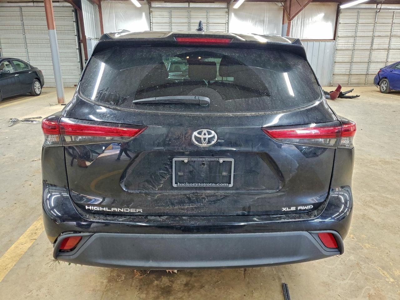 2022 TOYOTA HIGHLANDER XLE photo 6