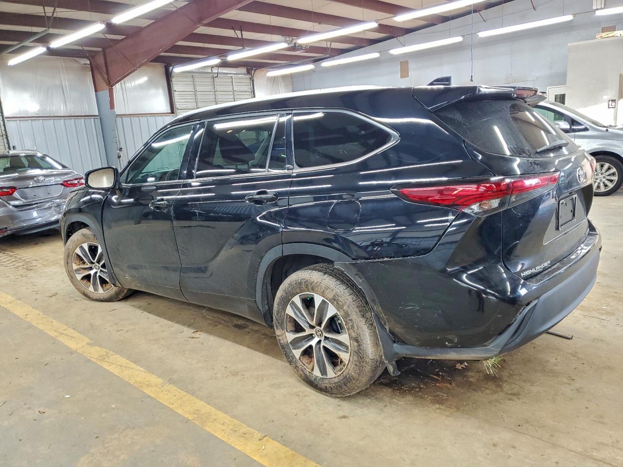 2022 TOYOTA HIGHLANDER XLE photo 2