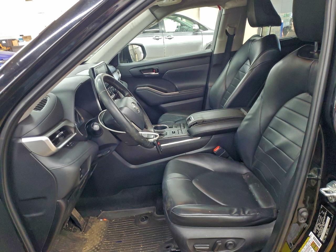 2022 TOYOTA HIGHLANDER XLE photo 7