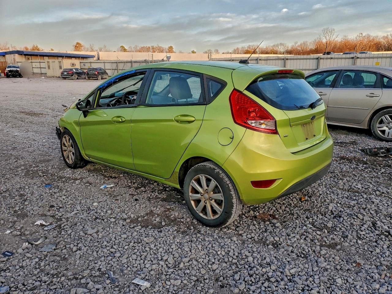 2011 FORD FIESTA SE photo 2