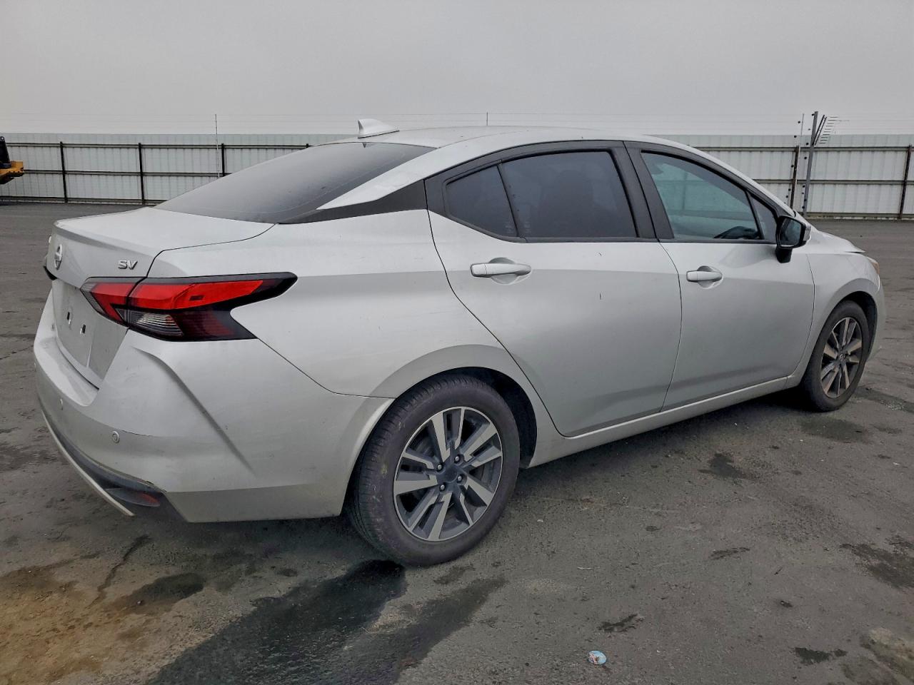 2021 NISSAN VERSA SV photo 3