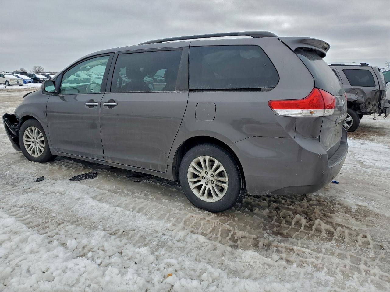2014 TOYOTA SIENNA XLE photo 2