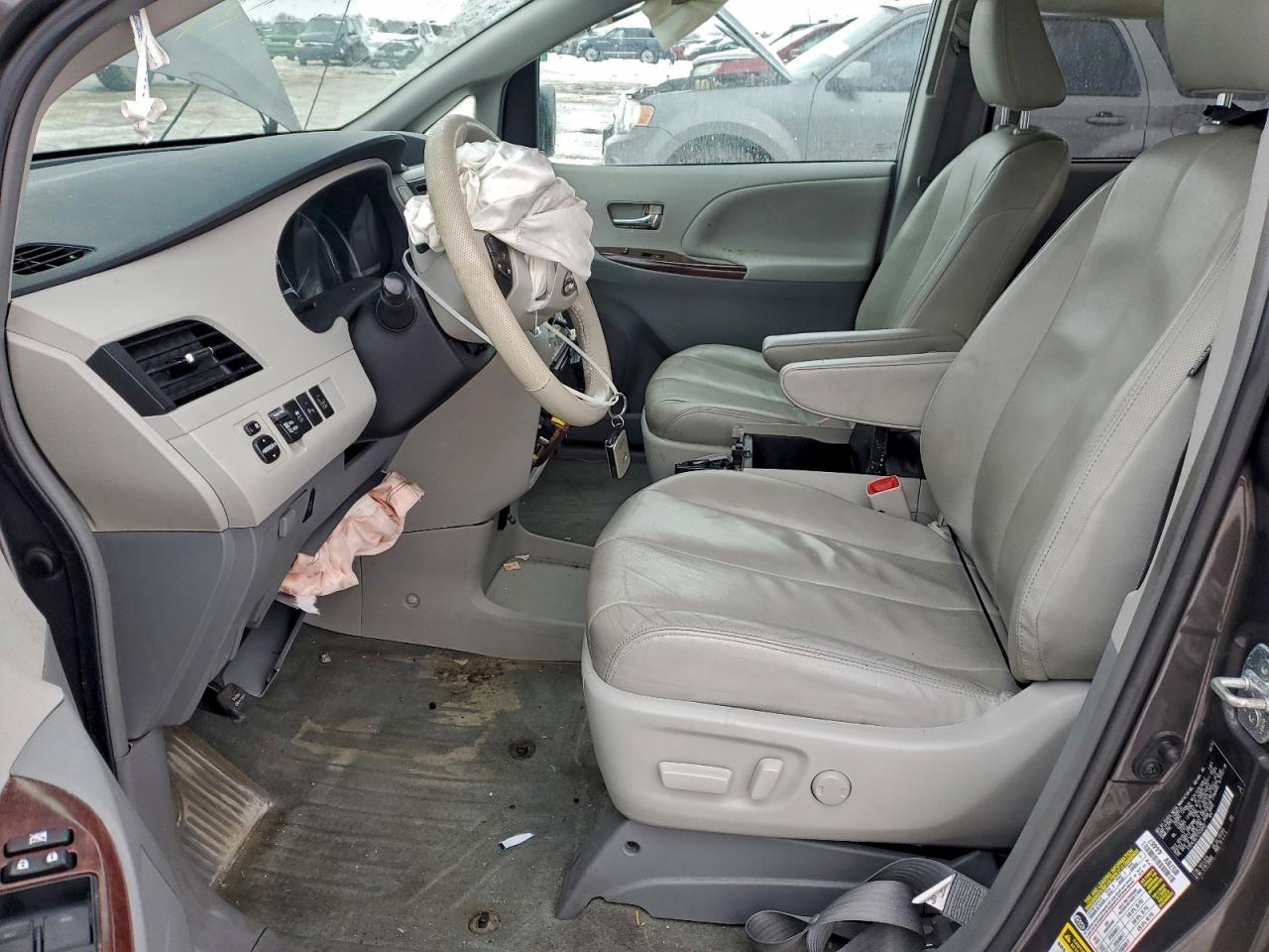 2014 TOYOTA SIENNA XLE photo 7