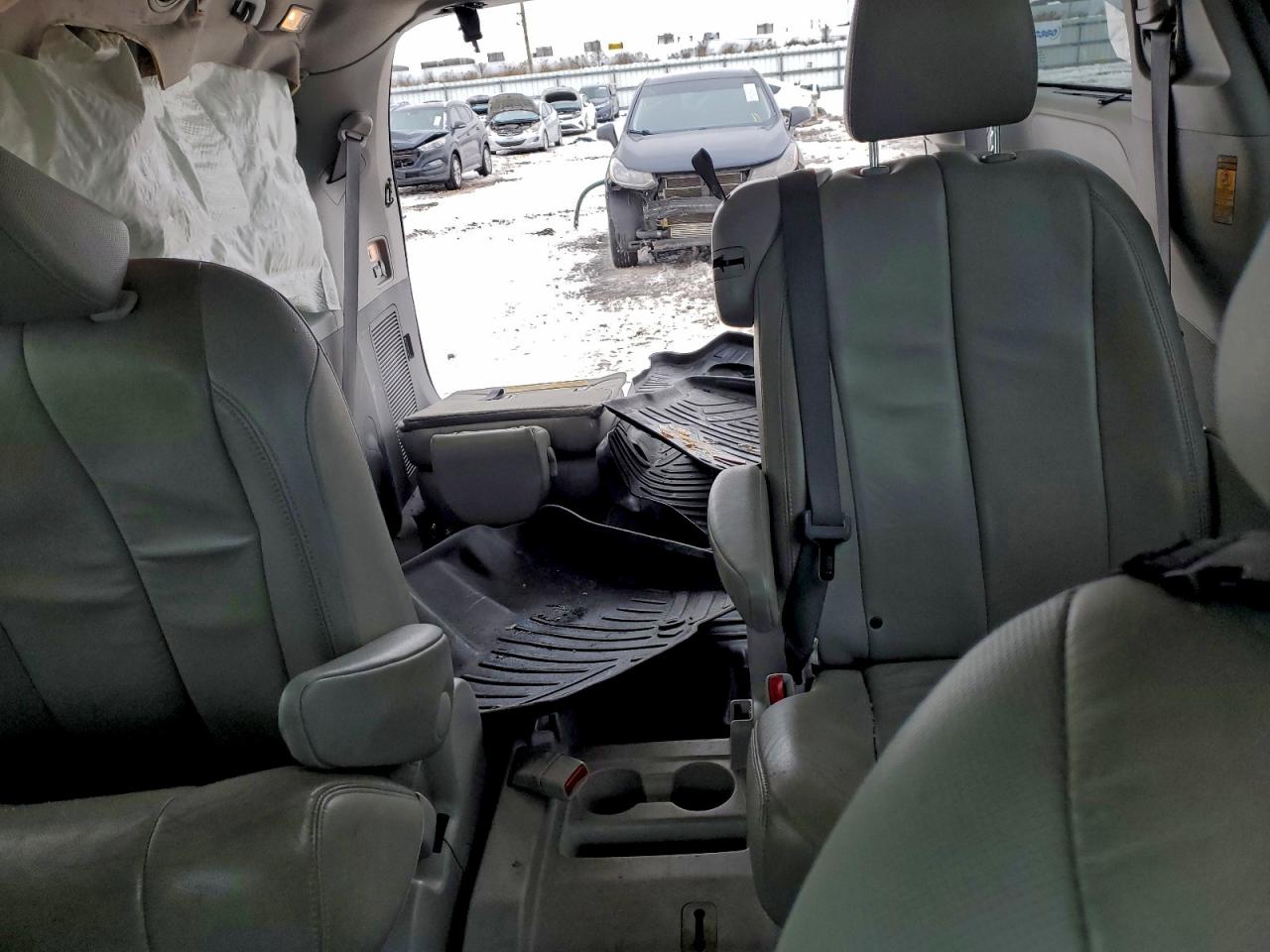 2014 TOYOTA SIENNA XLE photo 10
