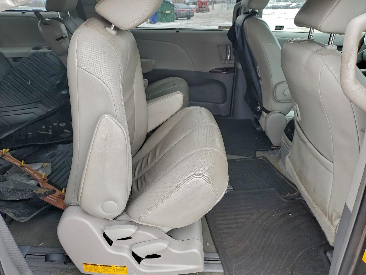 2014 TOYOTA SIENNA XLE photo 11
