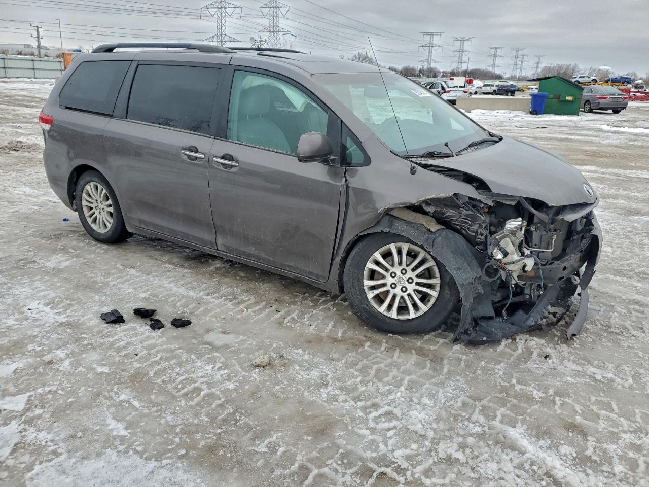 2014 TOYOTA SIENNA XLE photo 4