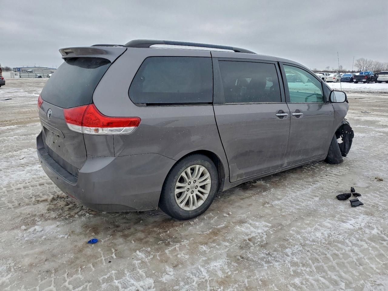 2014 TOYOTA SIENNA XLE photo 3