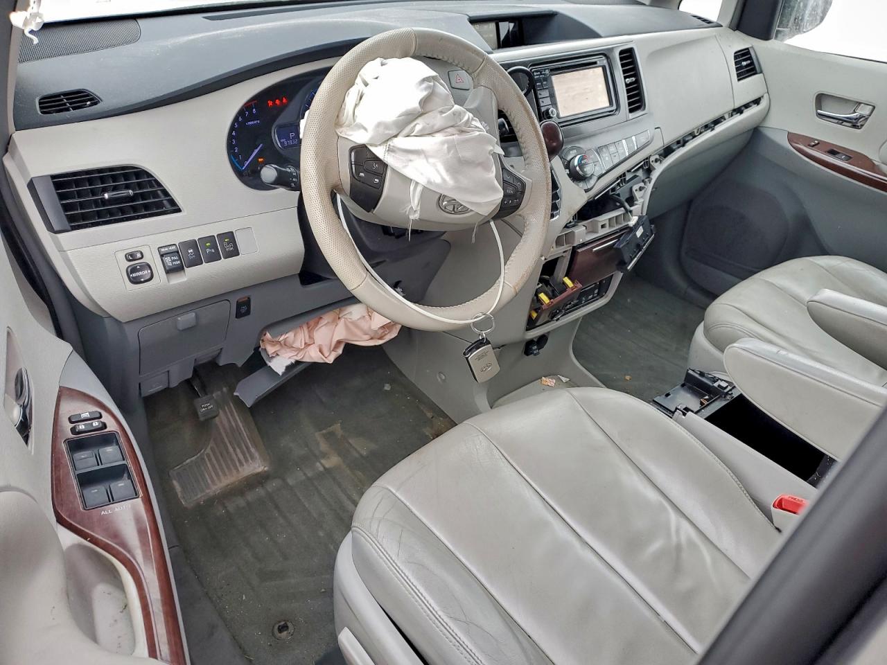 2014 TOYOTA SIENNA XLE photo 8