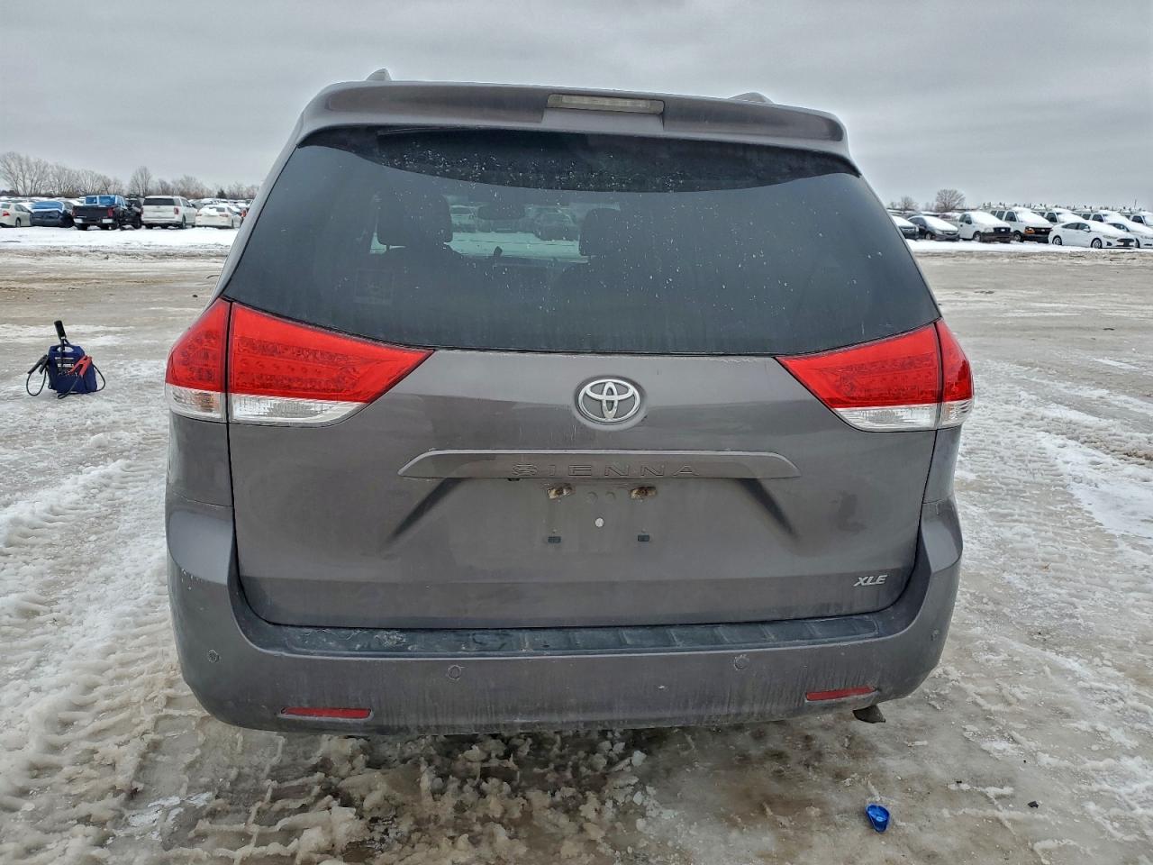 2014 TOYOTA SIENNA XLE photo 6