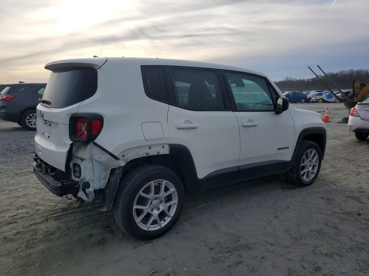 2023 JEEP RENEGADE LATITUDE photo 3