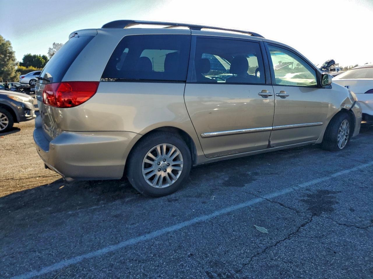 2009 TOYOTA SIENNA XLE photo 3