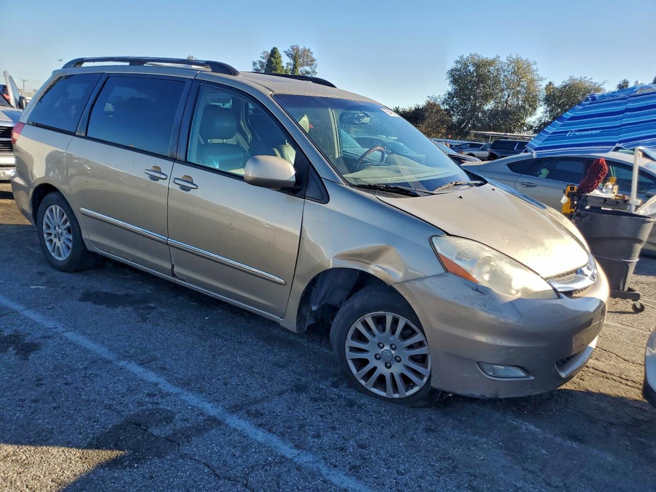 2009 TOYOTA SIENNA XLE photo 4