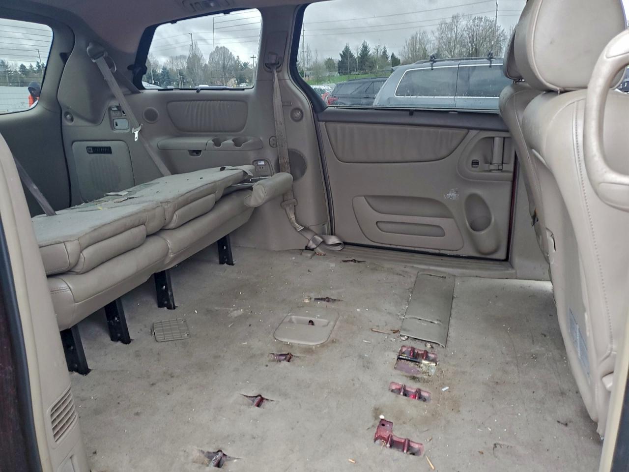 2004 TOYOTA SIENNA XLE photo 11