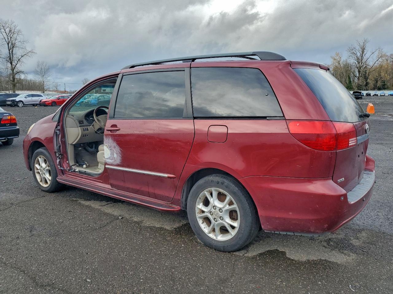 2004 TOYOTA SIENNA XLE photo 2