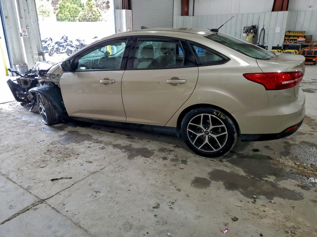 2018 FORD FOCUS SE photo 2