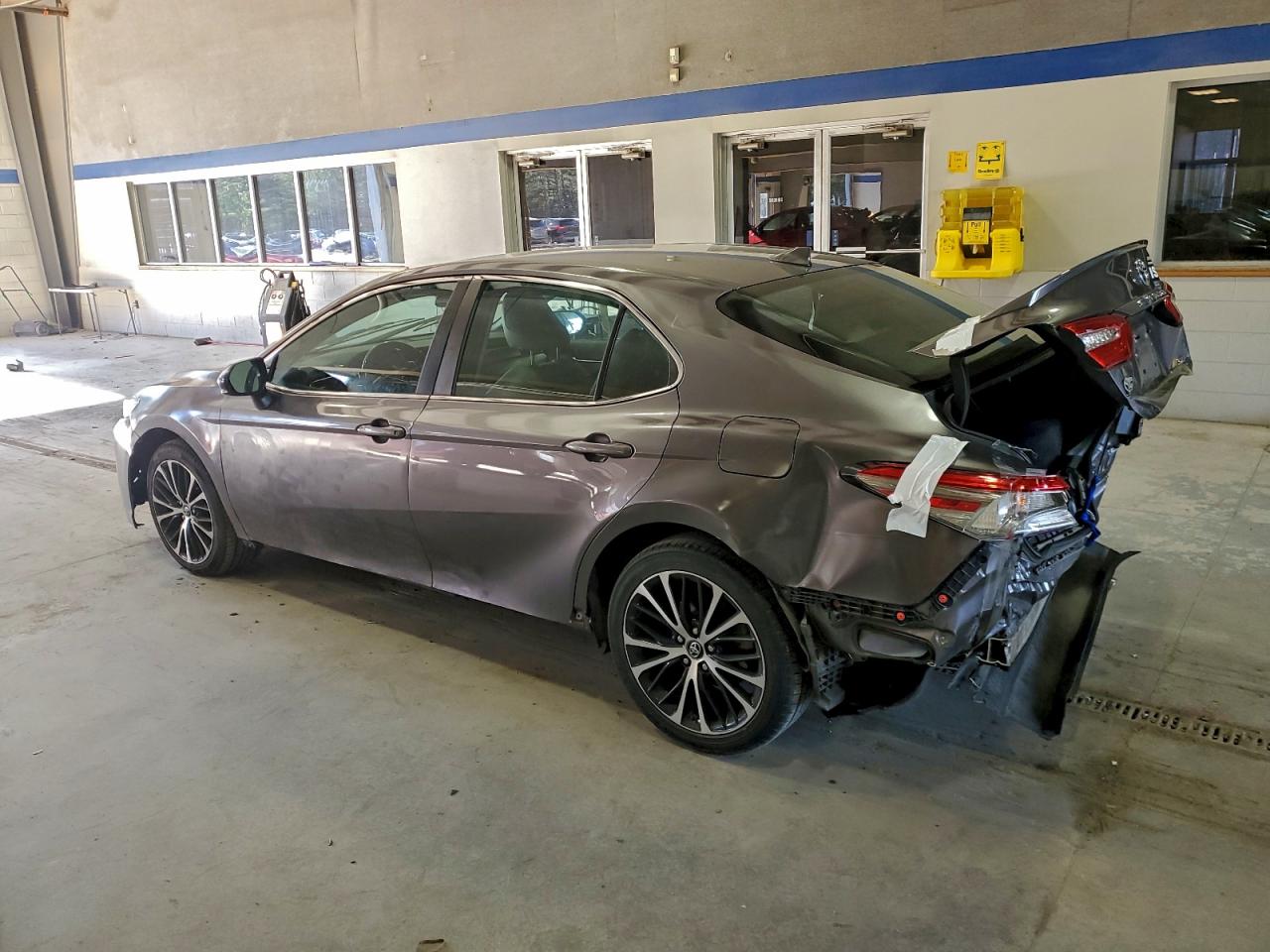 2019 TOYOTA CAMRY L photo 3