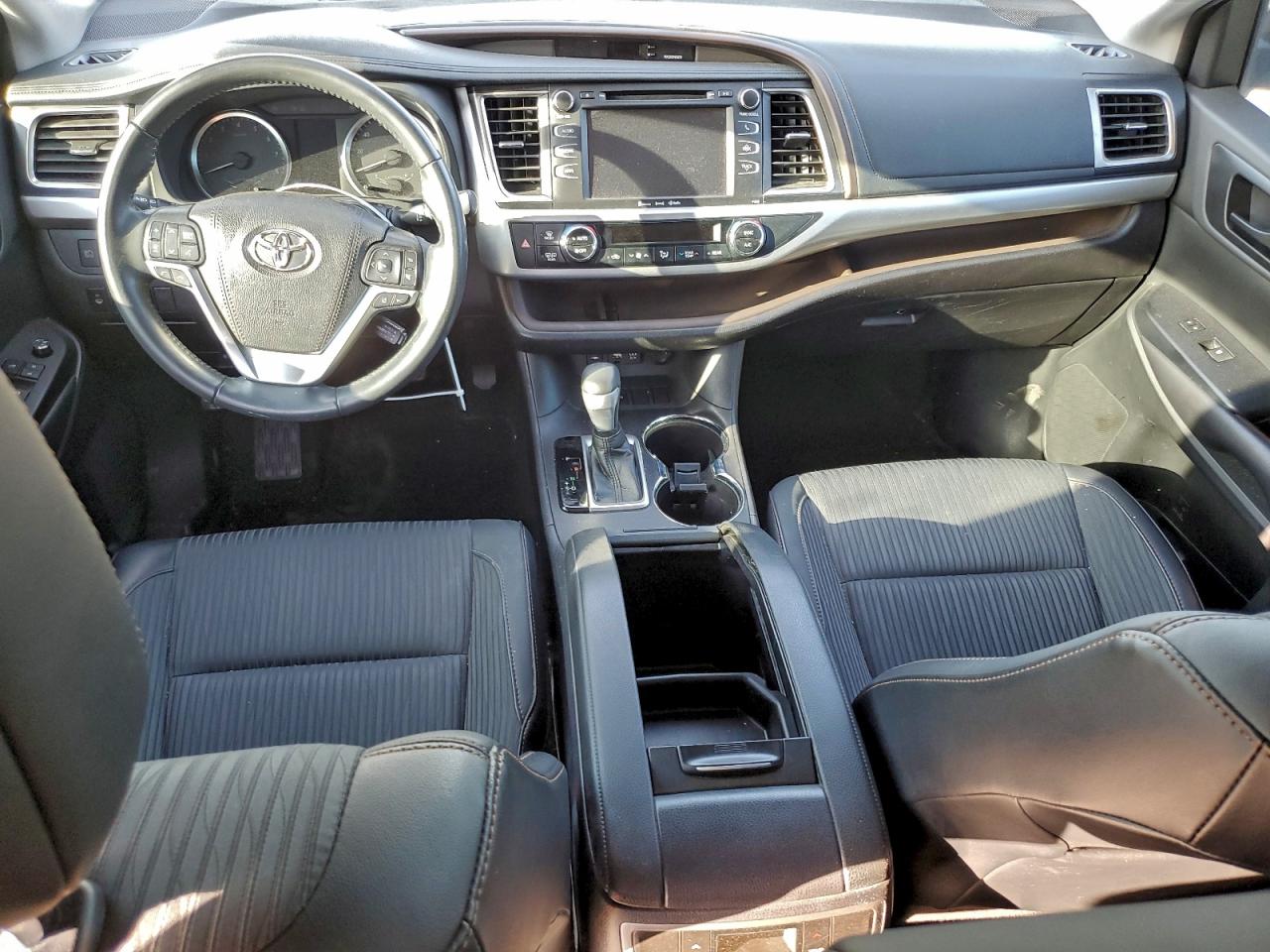 2019 TOYOTA HIGHLANDER LE photo 8