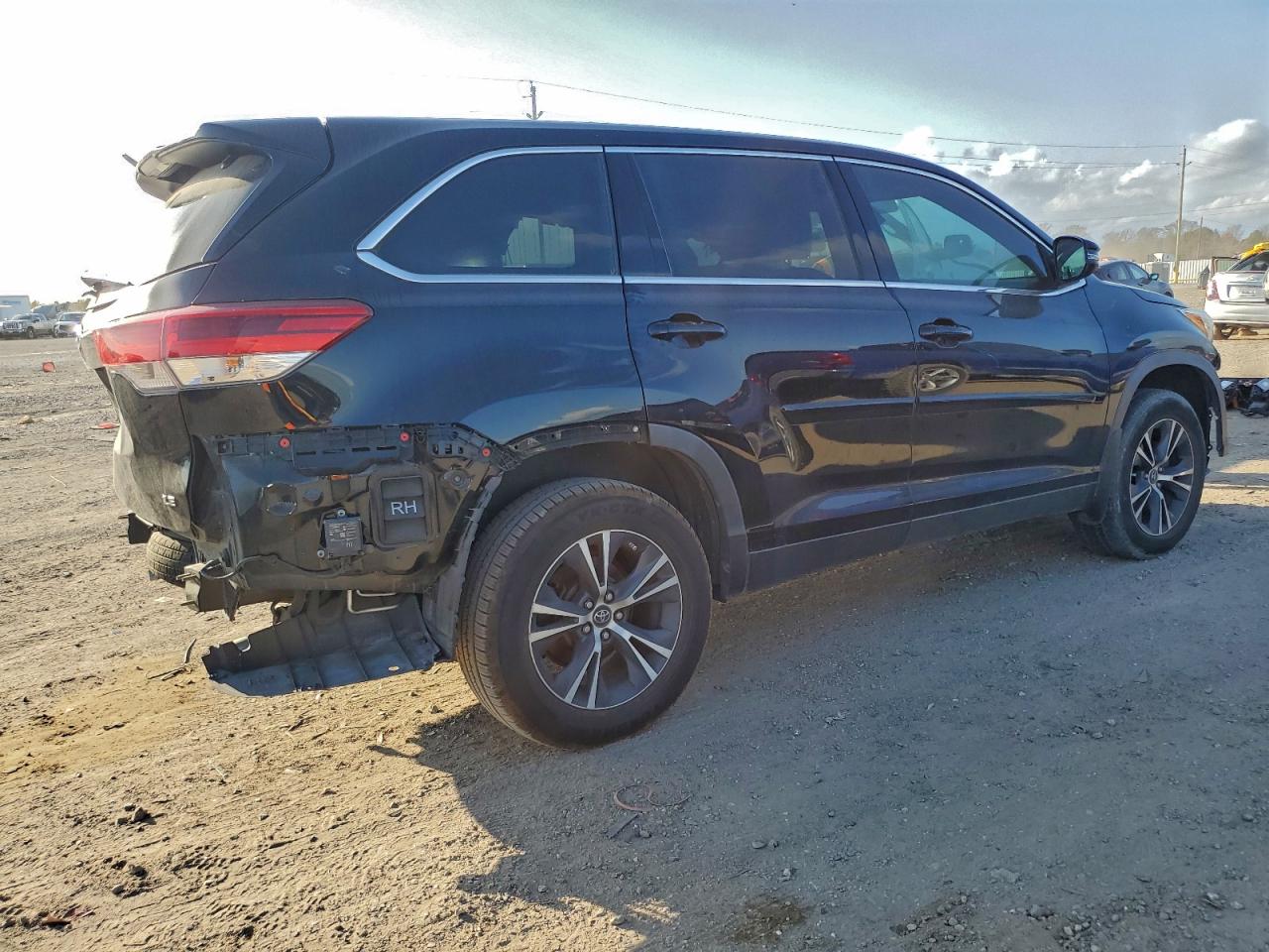 2019 TOYOTA HIGHLANDER LE photo 3