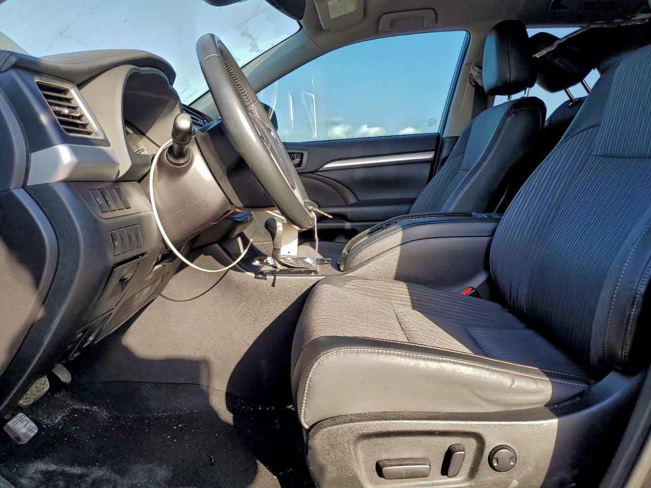 2019 TOYOTA HIGHLANDER LE photo 7