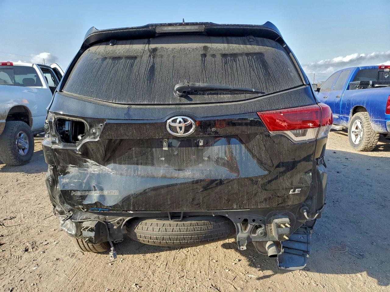 2019 TOYOTA HIGHLANDER LE photo 6