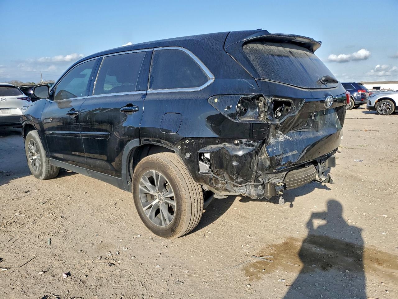 2019 TOYOTA HIGHLANDER LE photo 2