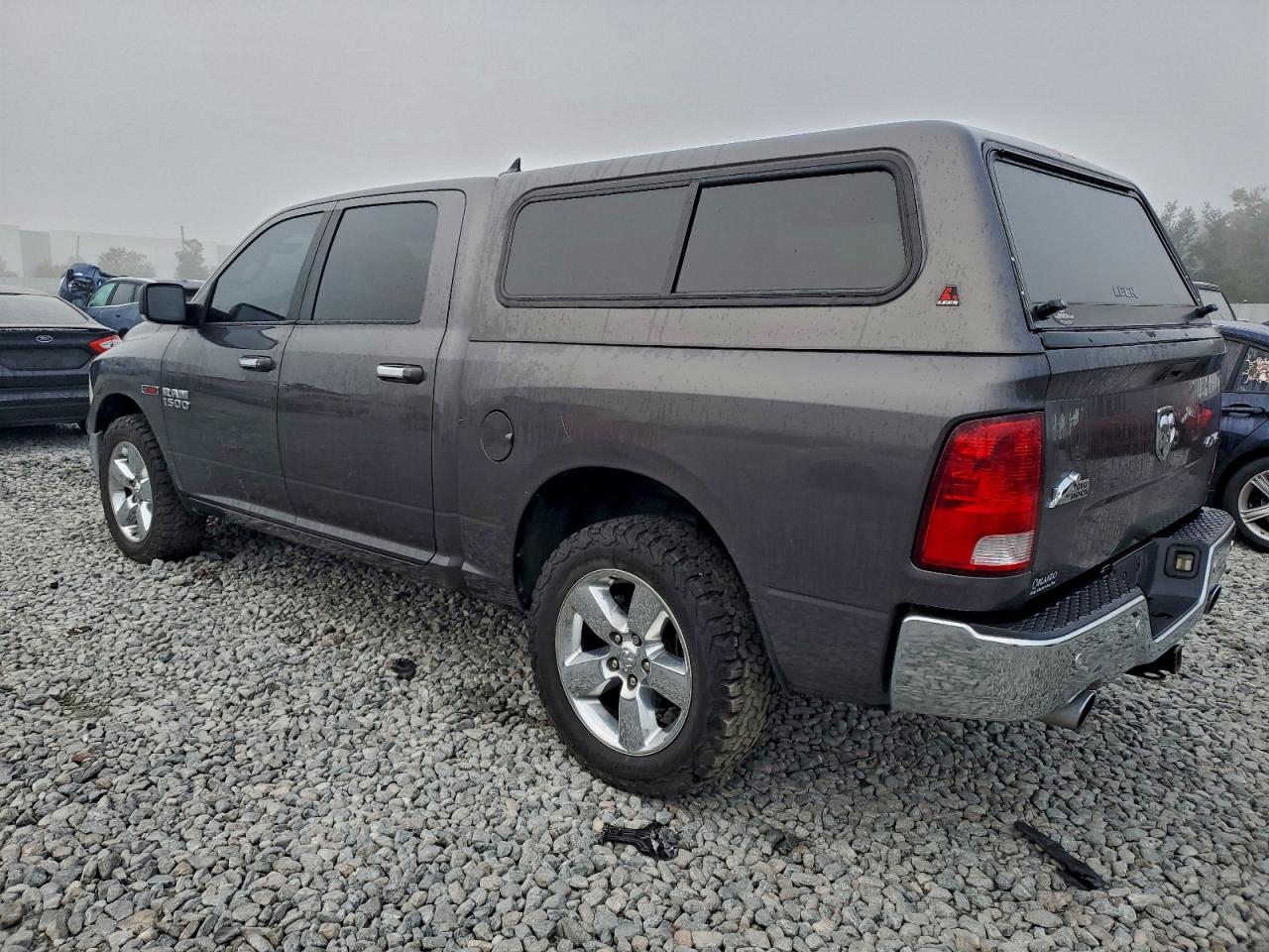 2015 RAM 1500 SLT photo 3