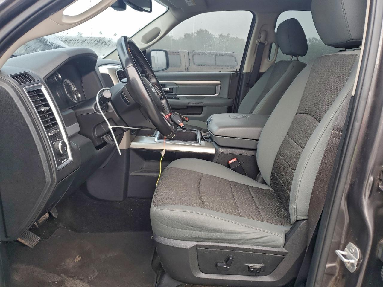 2015 RAM 1500 SLT photo 13