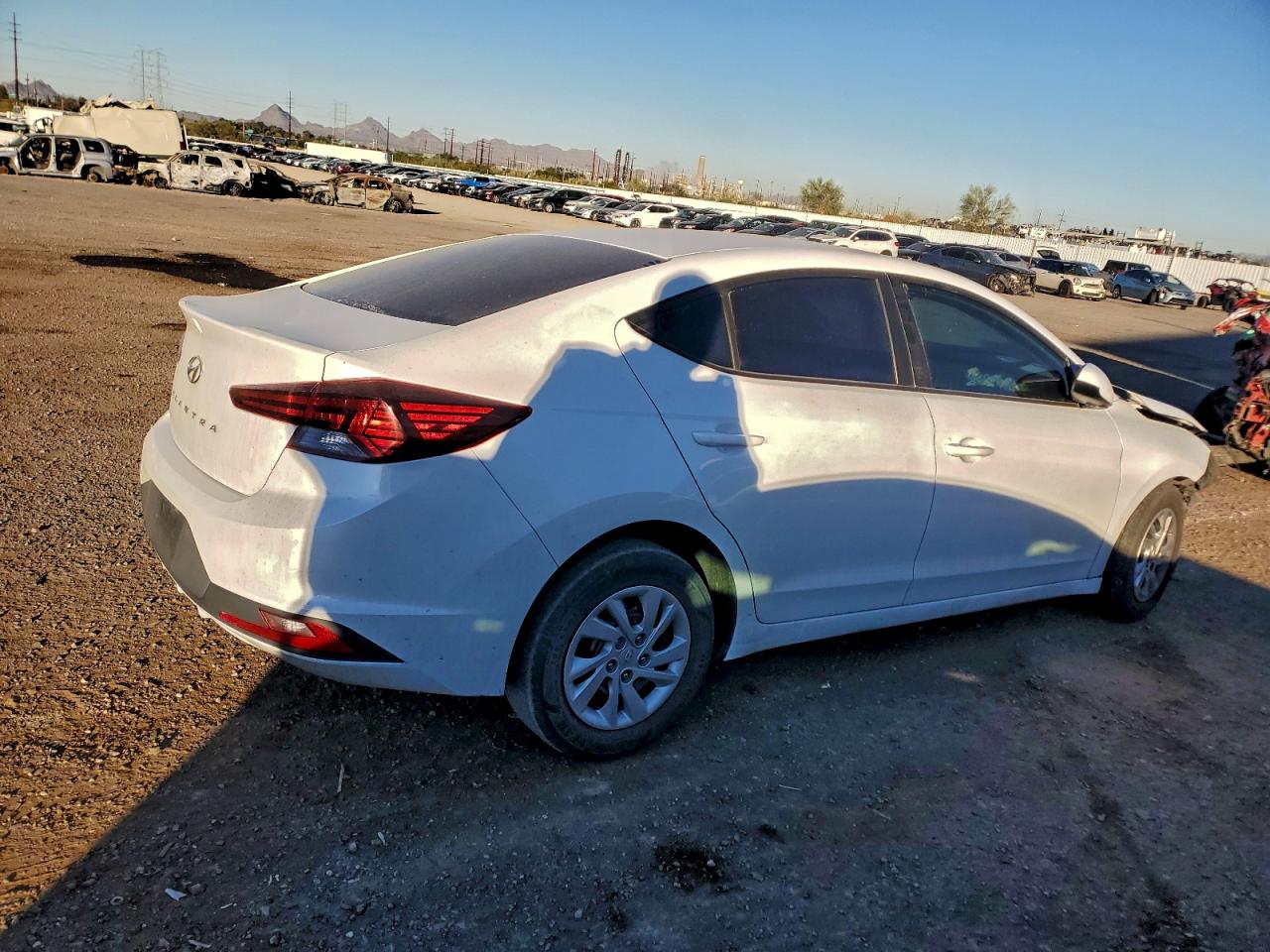 2019 HYUNDAI ELANTRA SE photo 3
