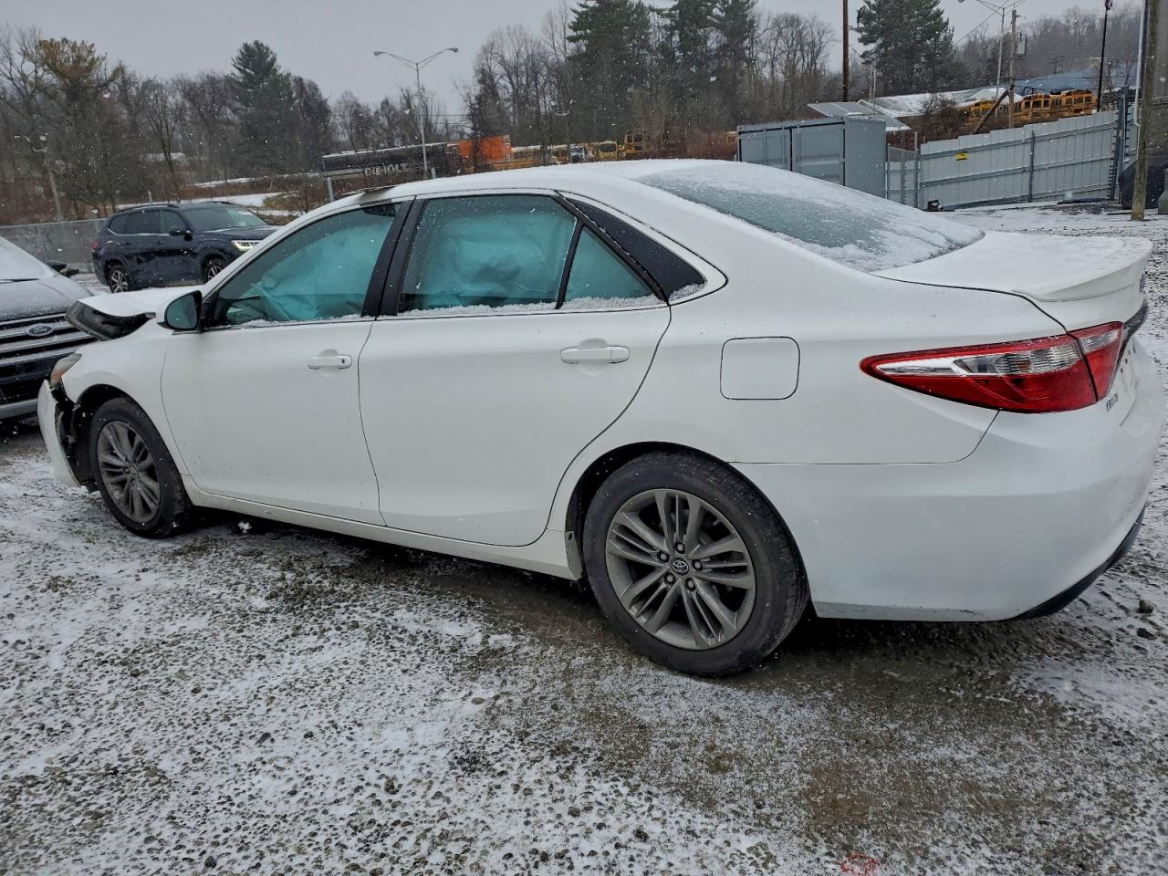 2016 TOYOTA CAMRY LE photo 2