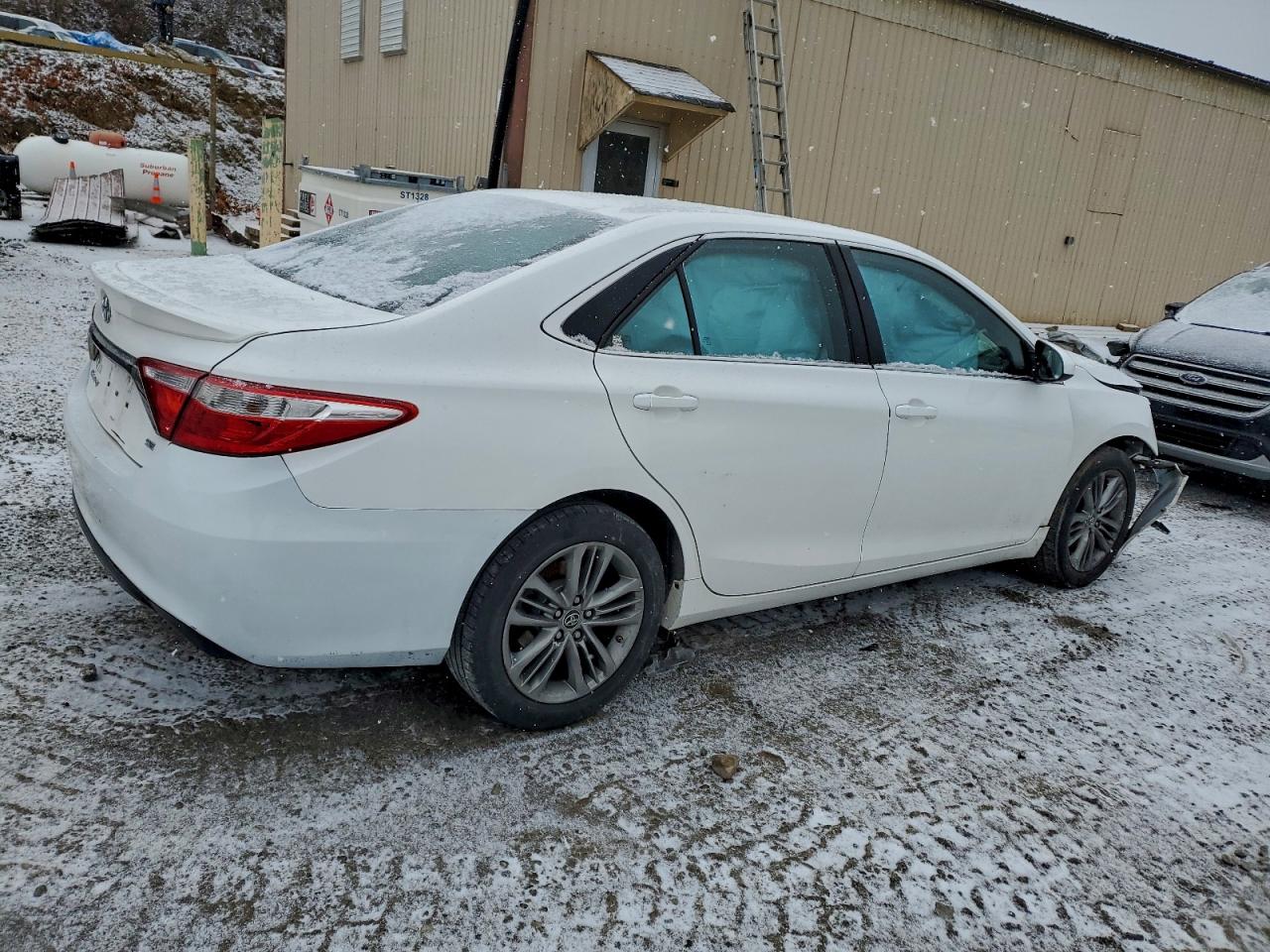 2016 TOYOTA CAMRY LE photo 3