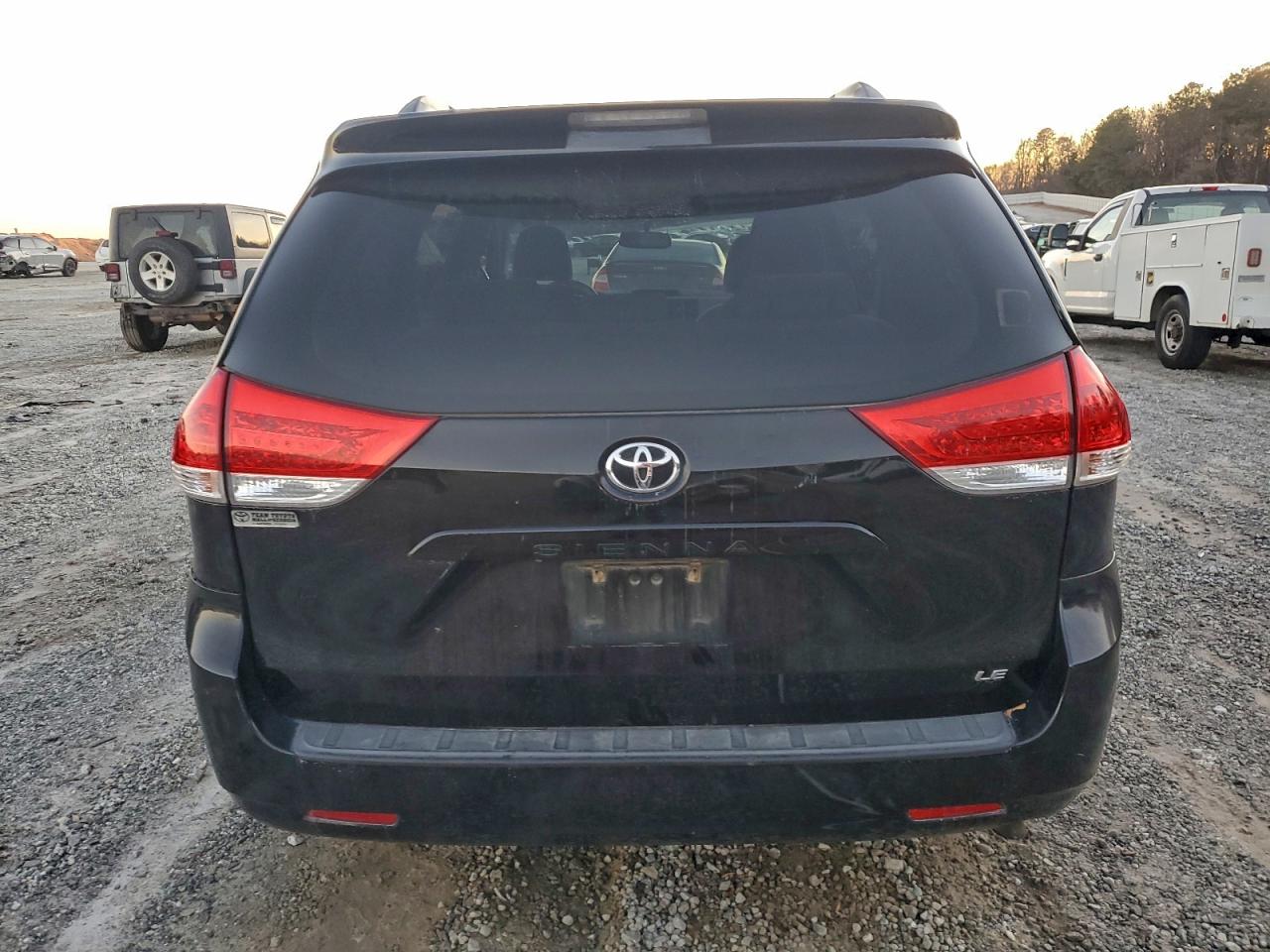 2013 TOYOTA SIENNA LE photo 6