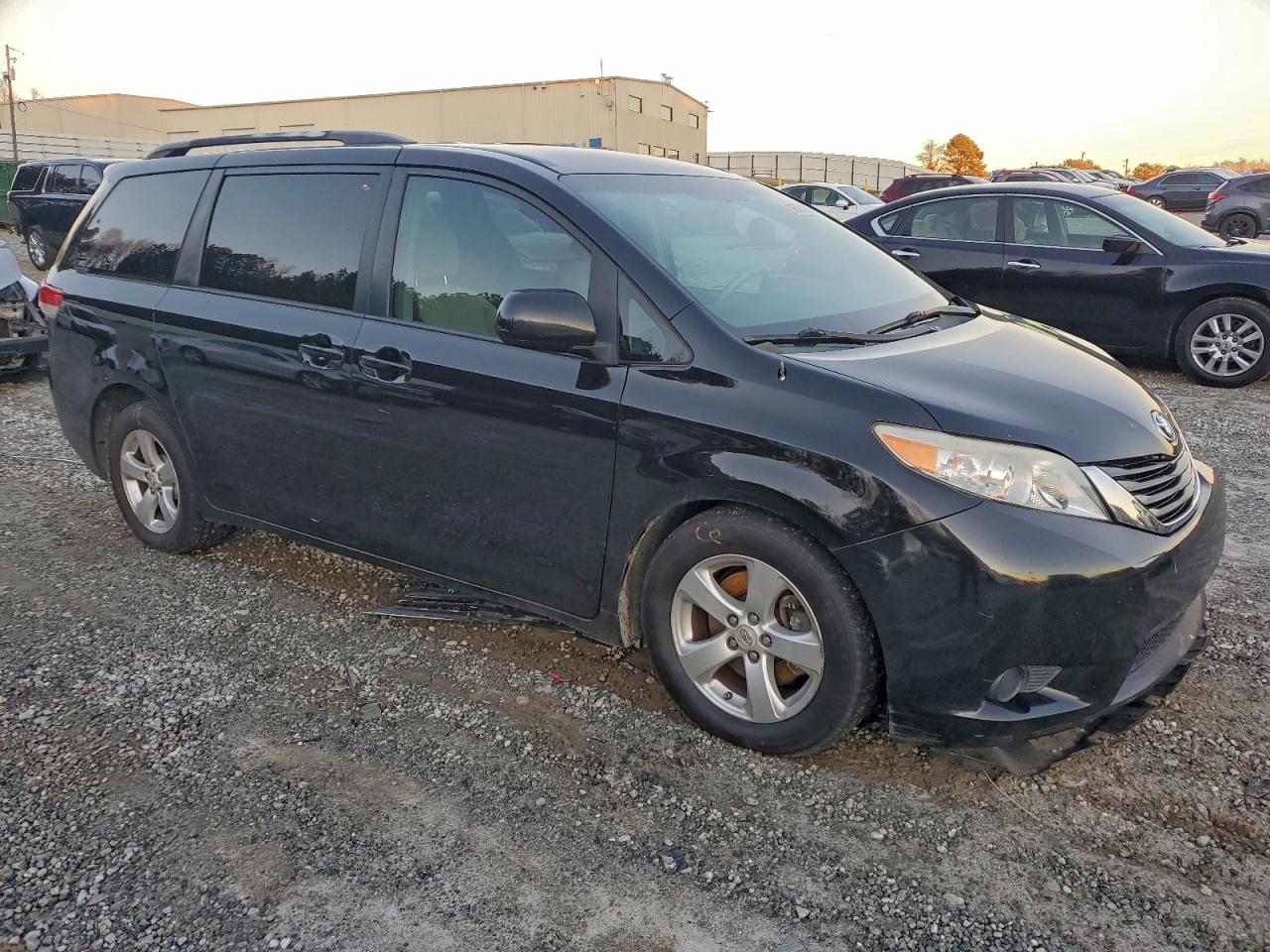 2013 TOYOTA SIENNA LE photo 4