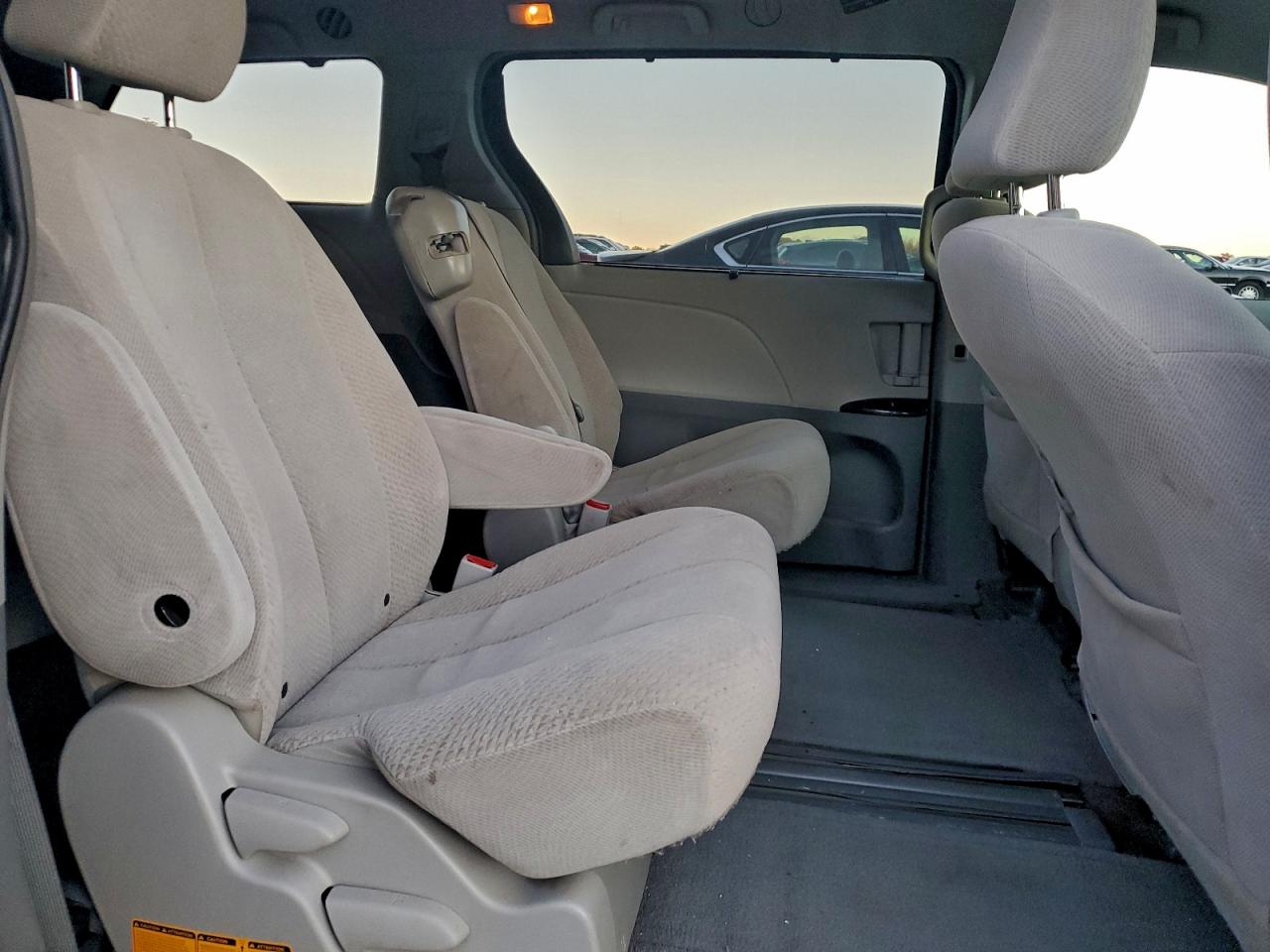 2013 TOYOTA SIENNA LE photo 11