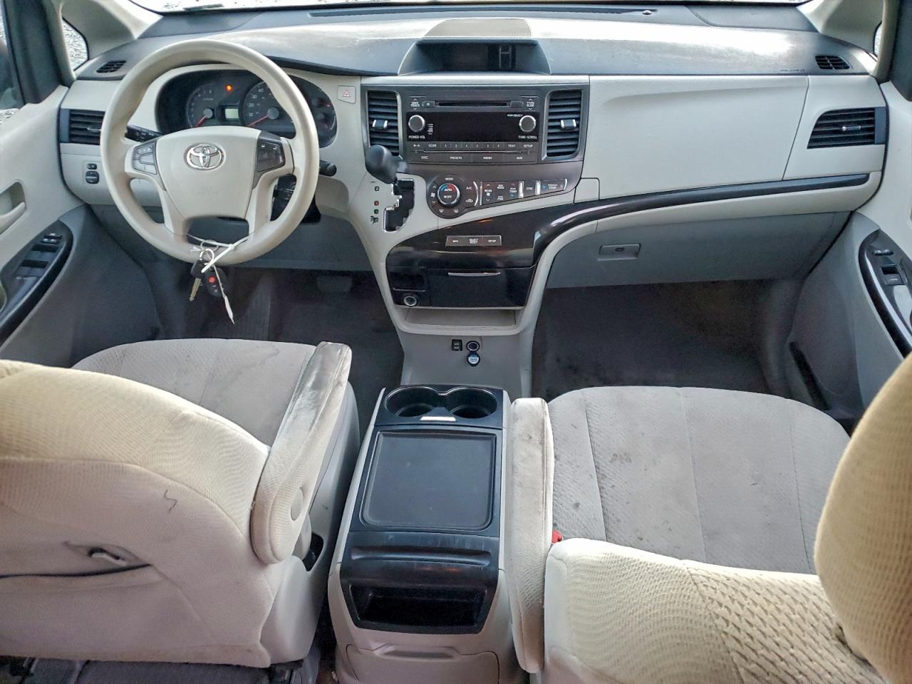 2013 TOYOTA SIENNA LE photo 8