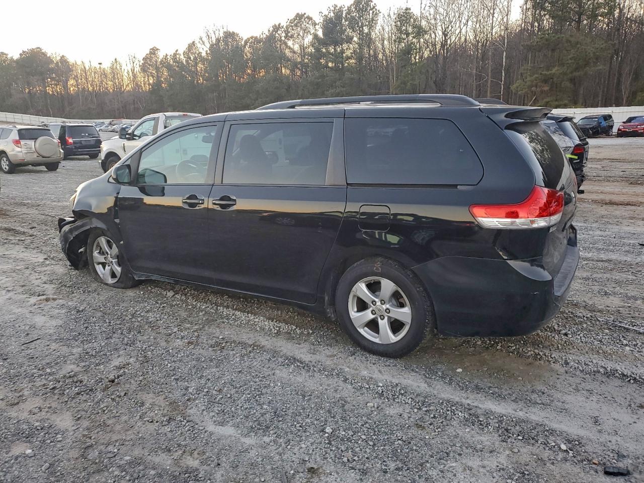2013 TOYOTA SIENNA LE photo 2