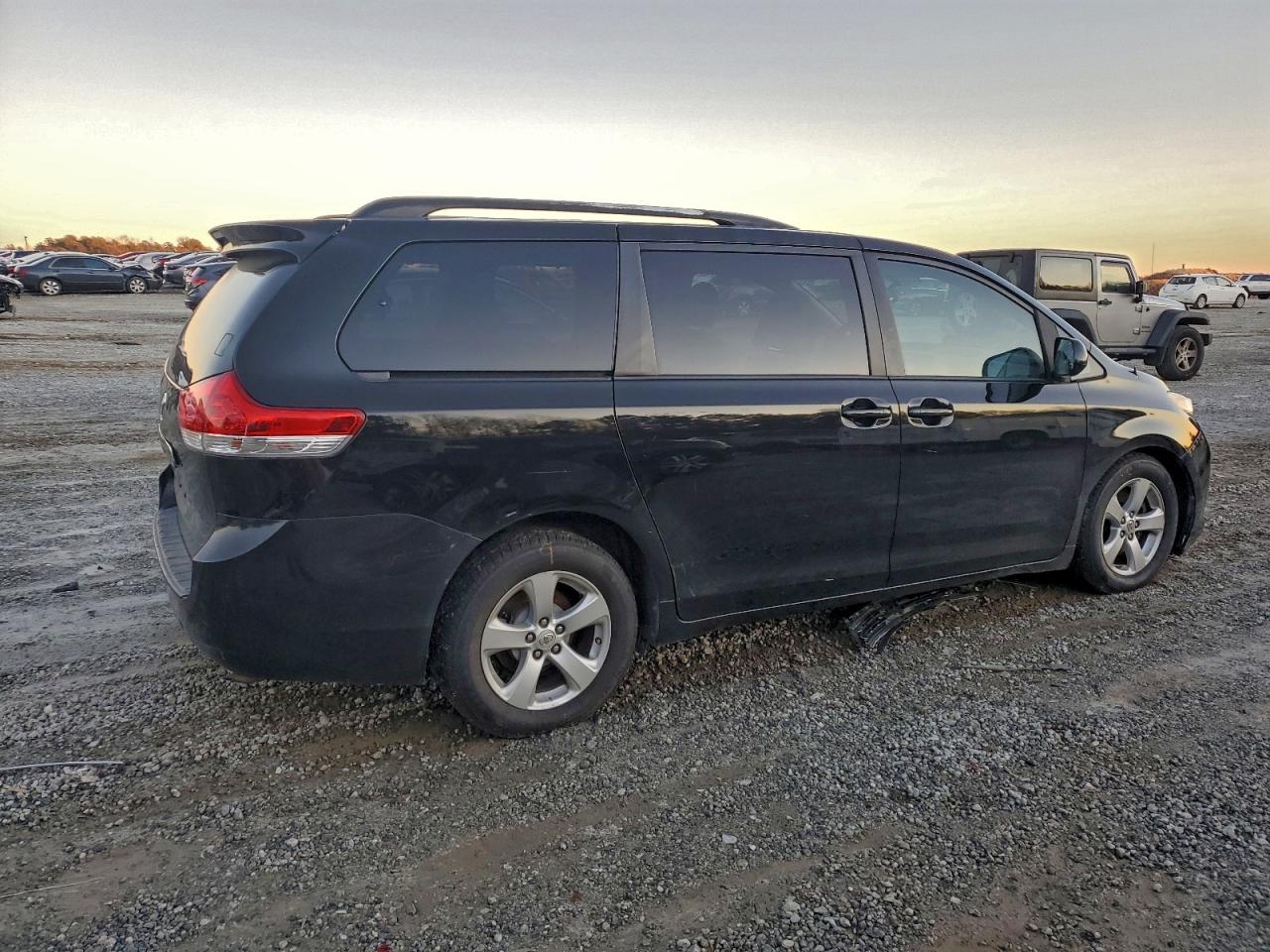 2013 TOYOTA SIENNA LE photo 3
