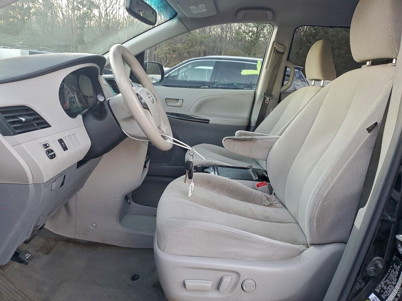 2013 TOYOTA SIENNA LE photo 7