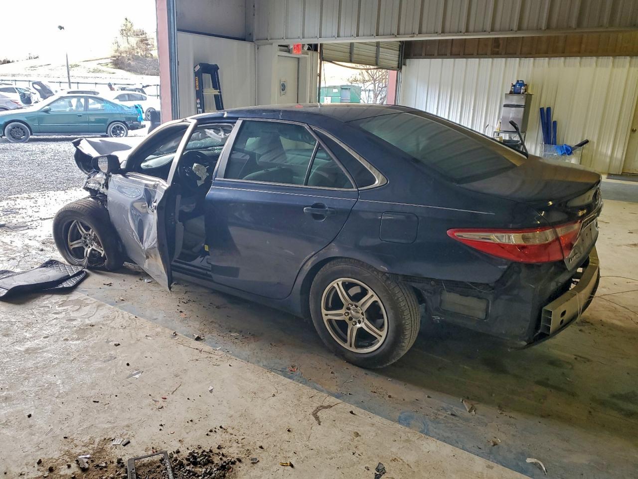 2017 TOYOTA CAMRY LE photo 2