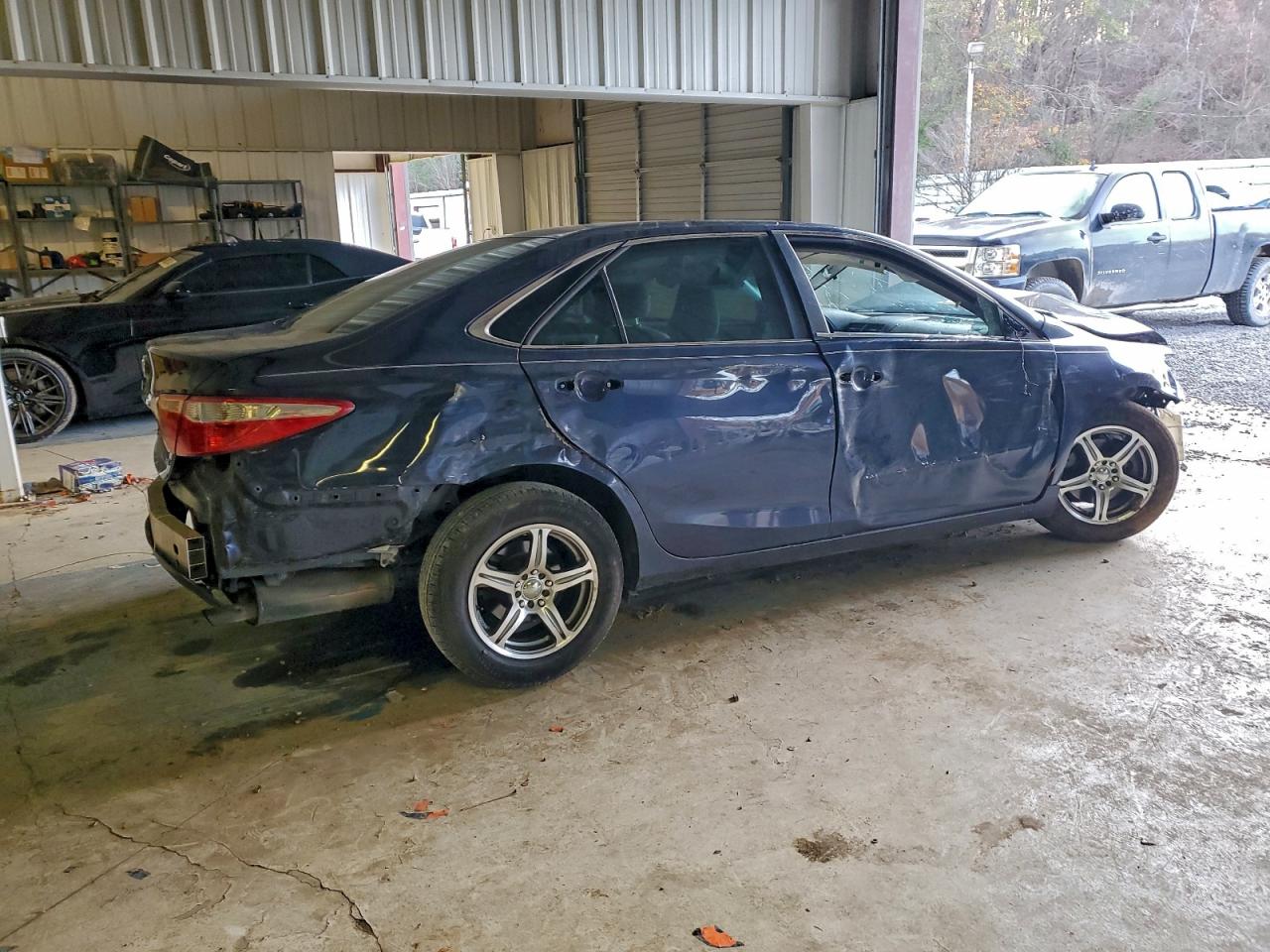 2017 TOYOTA CAMRY LE photo 3