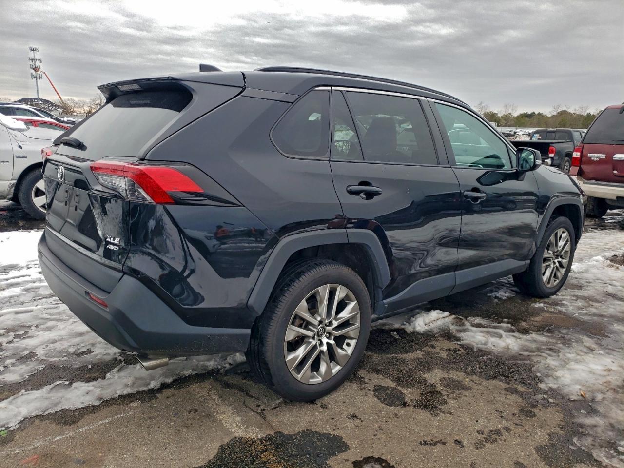 2021 TOYOTA RAV4 XLE PREMIUM photo 5