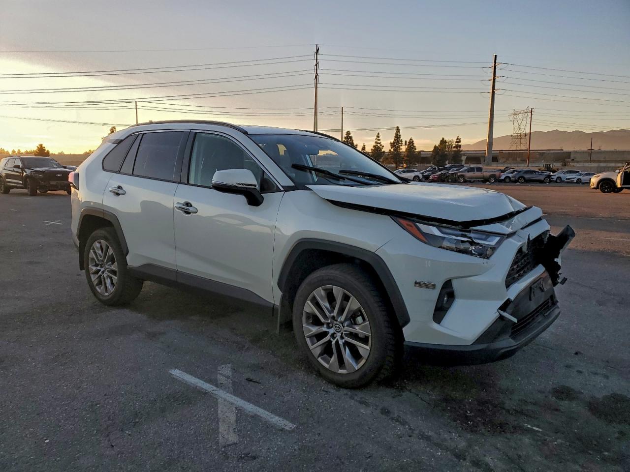 2022 TOYOTA RAV4 XLE PREMIUM photo 4