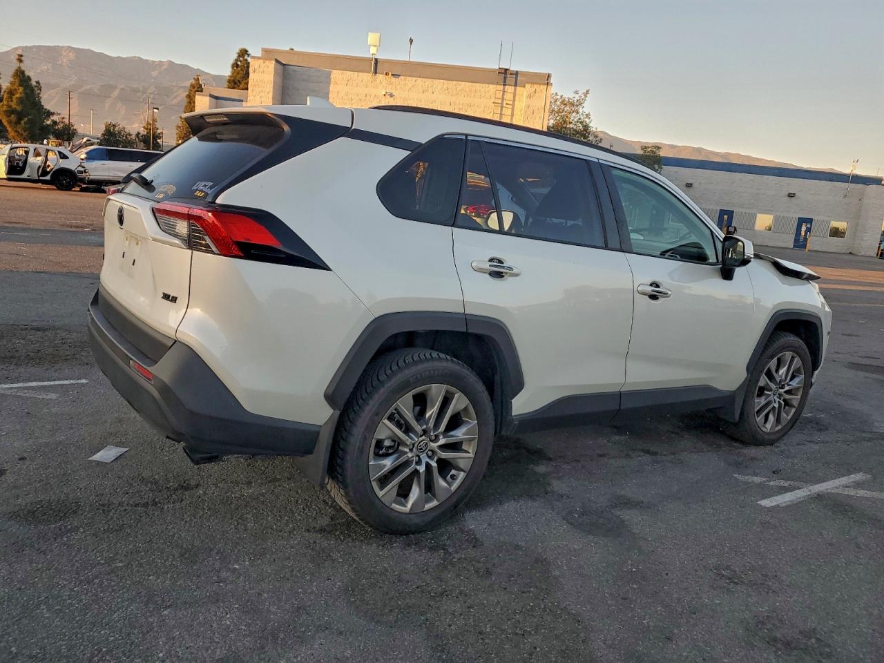 2022 TOYOTA RAV4 XLE PREMIUM photo 3