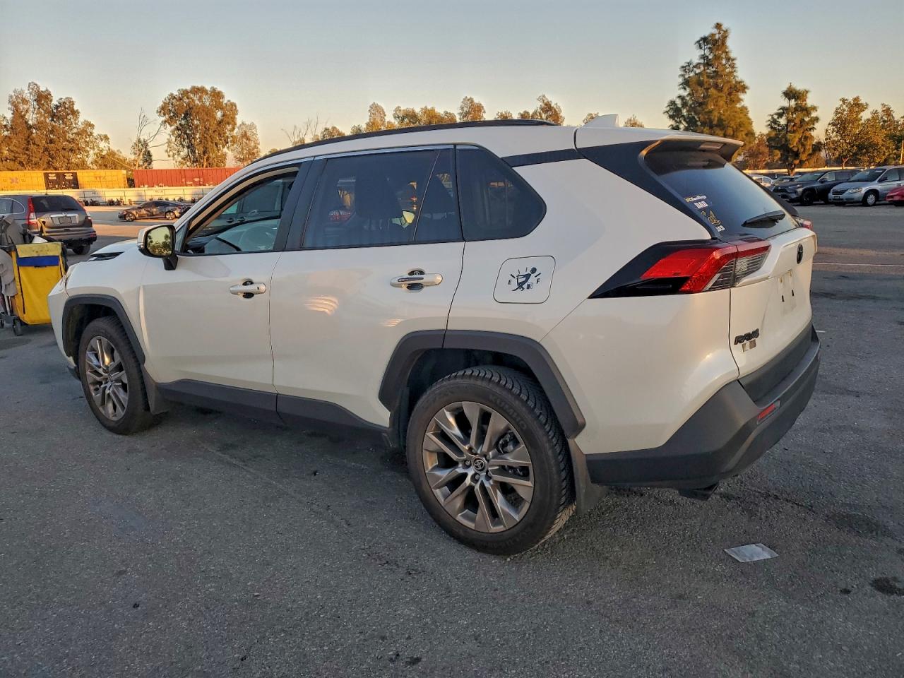2022 TOYOTA RAV4 XLE PREMIUM photo 2